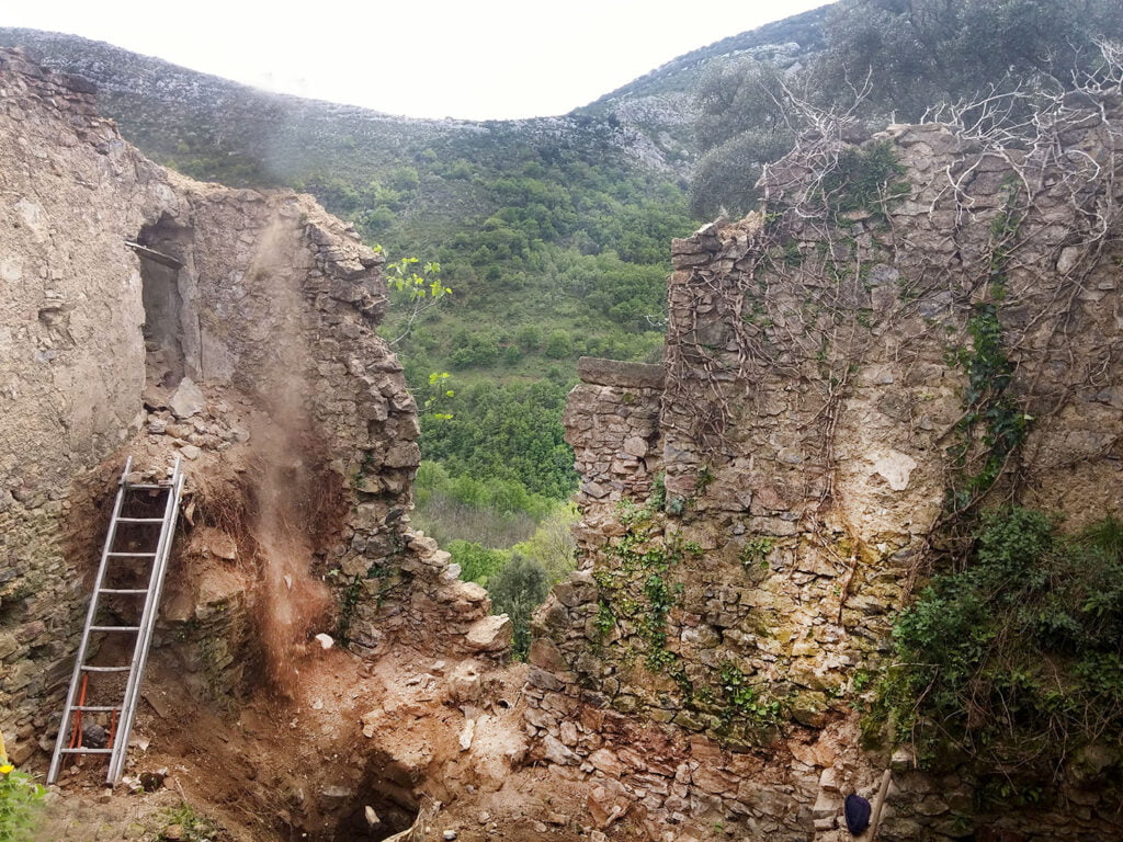 Le lieu 3 Photo d'une ruine en chantier pour créer le nouveau lieu pour l'hébergement en yourte