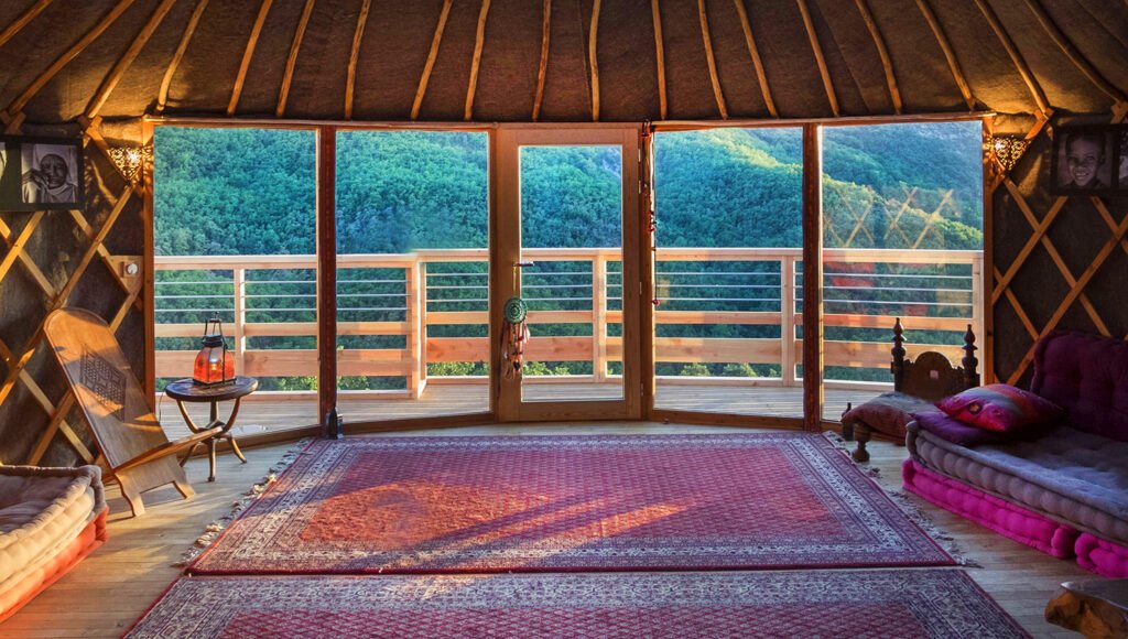 Bienvenue sur le nouveau site d'Escales en Cévennes 2 Une yourte de style cabane insolite avec une vue panoramique sur les Cévennes. Vue de l'intérieur