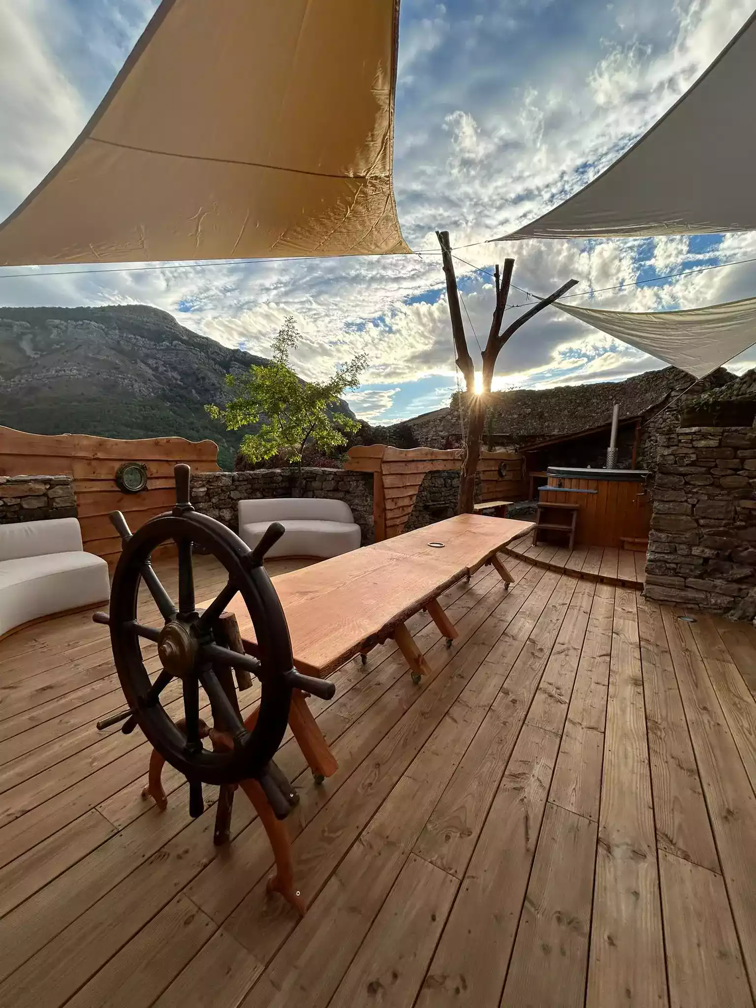 Table en bois idéale pour travailler en équipe lors des séminaires